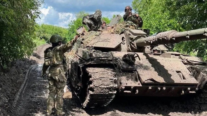 Xe tăng Ukraine M-55S sống sót thần kỳ sau khi trúng đạn pháo Nga